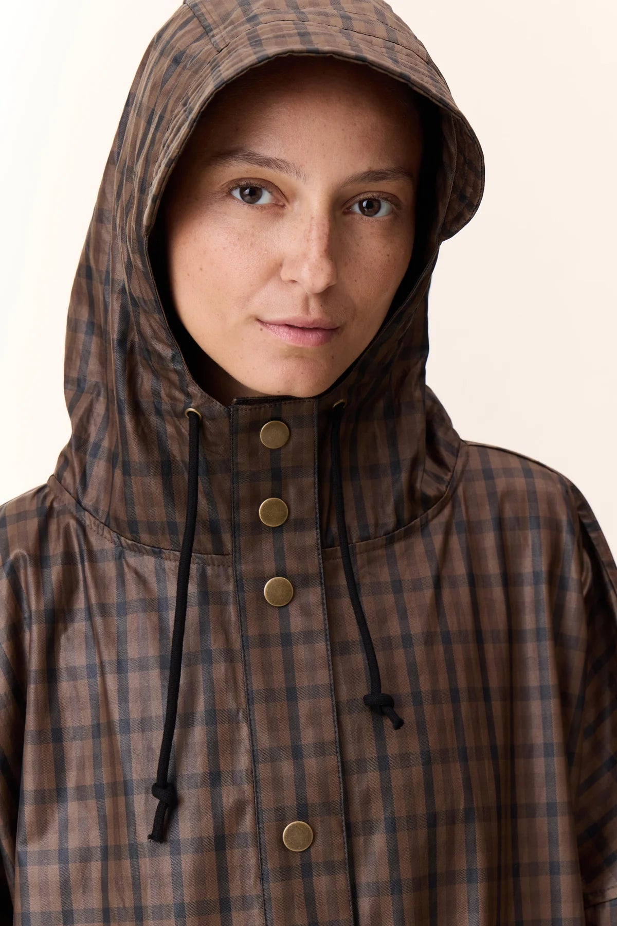 LEON & HARPER | GORROS | MUJER | PONCHO VANNAH CHECKI | MARRÓN