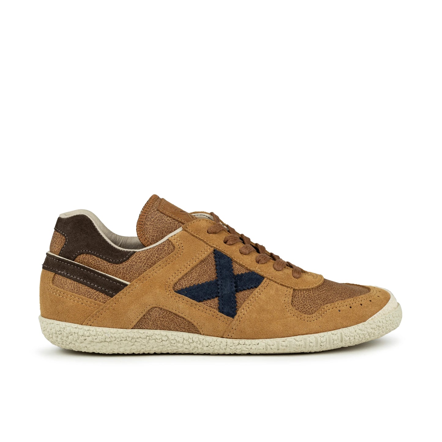 Unisex-Sneaker der MUNICH Marke, Modell Goal 1600, in Braun.