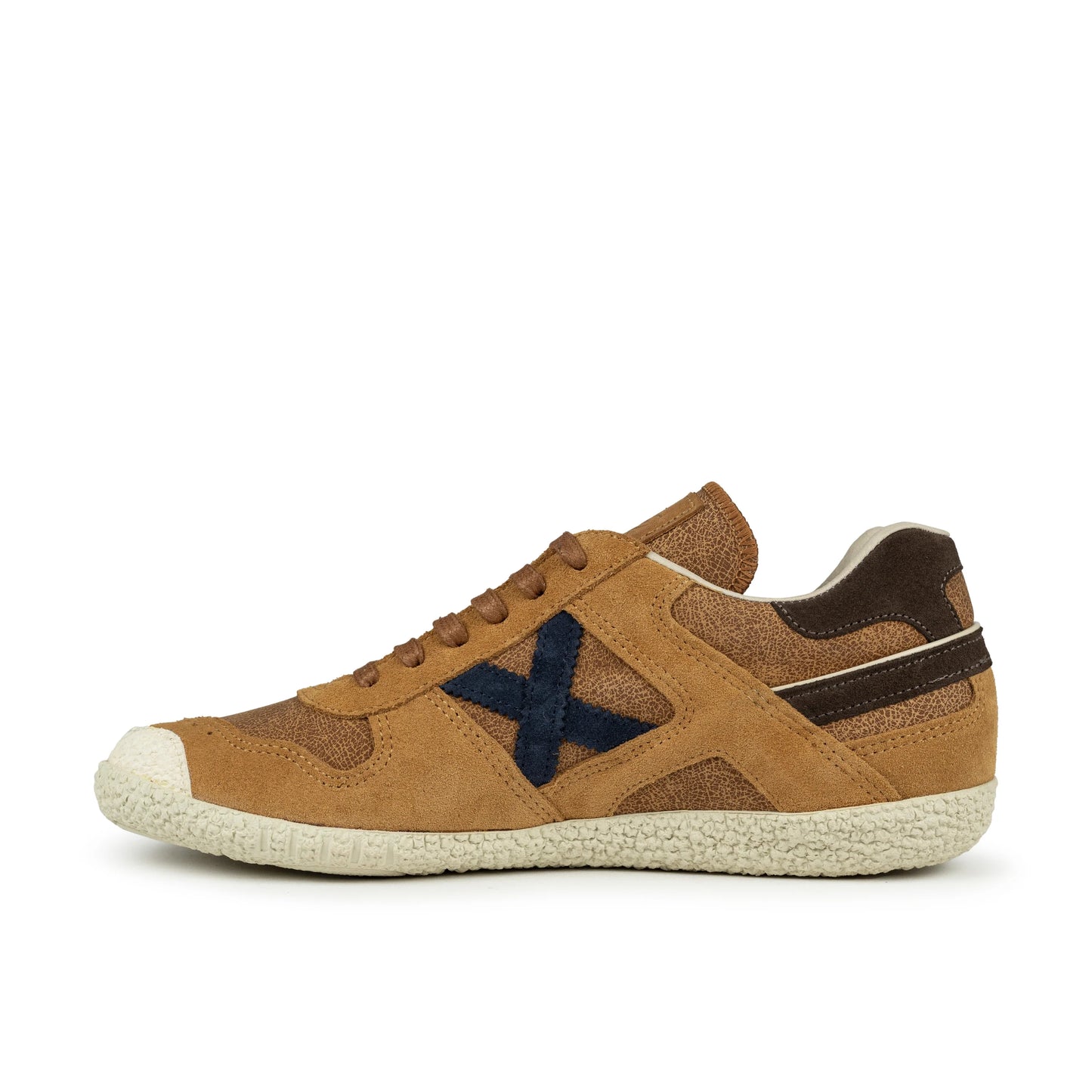 Unisex-Sneaker der MUNICH Marke, Modell Goal 1600, in Braun.