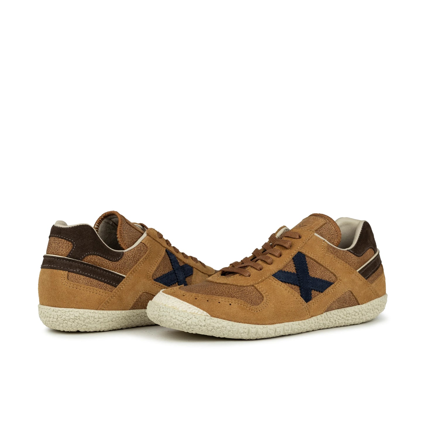 Unisex-Sneaker der MUNICH Marke, Modell Goal 1600, in Braun.