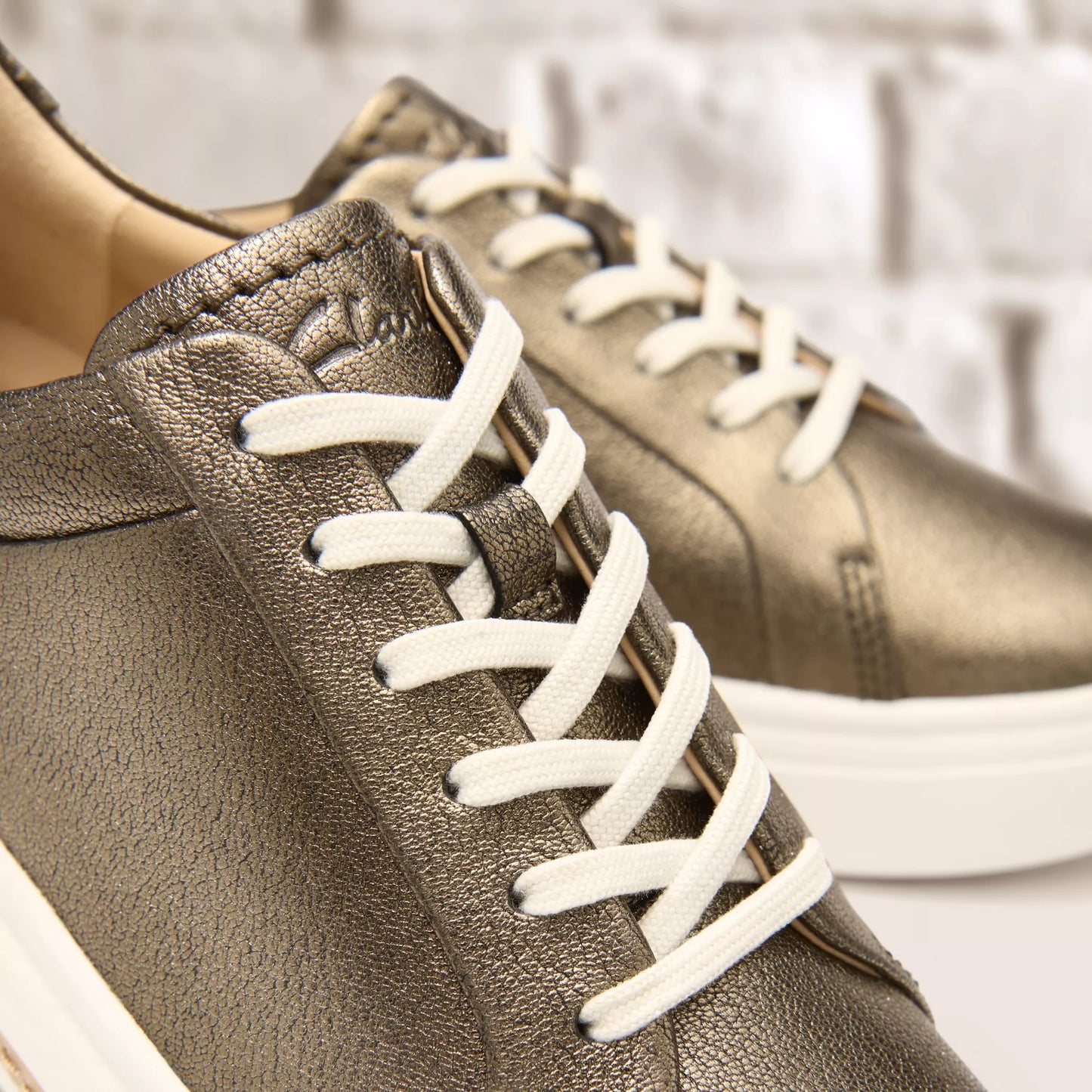 Sneakers De La Marca Clarks Para Mujer Modelo Hollyhock Walk Metallic En Color Dorado