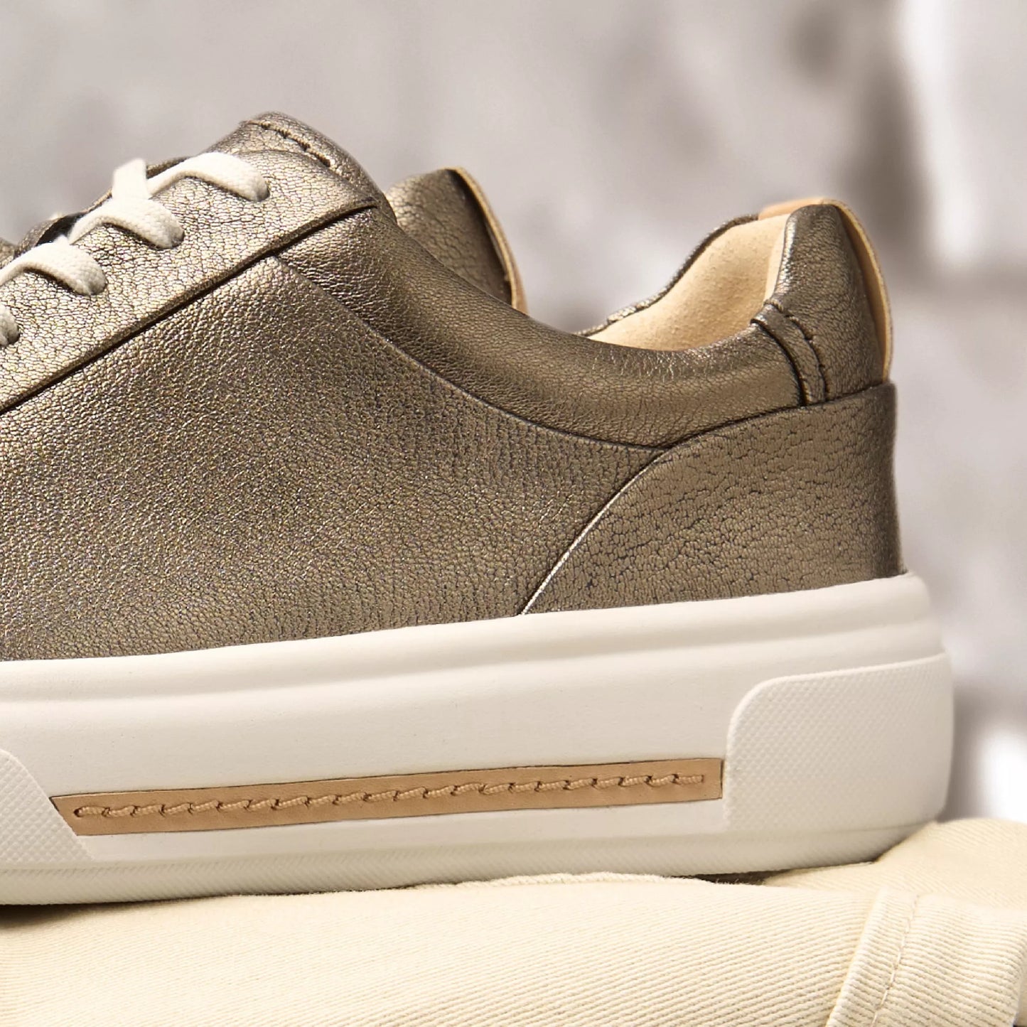 Sneakers De La Marca Clarks Para Mujer Modelo Hollyhock Walk Metallic En Color Dorado
