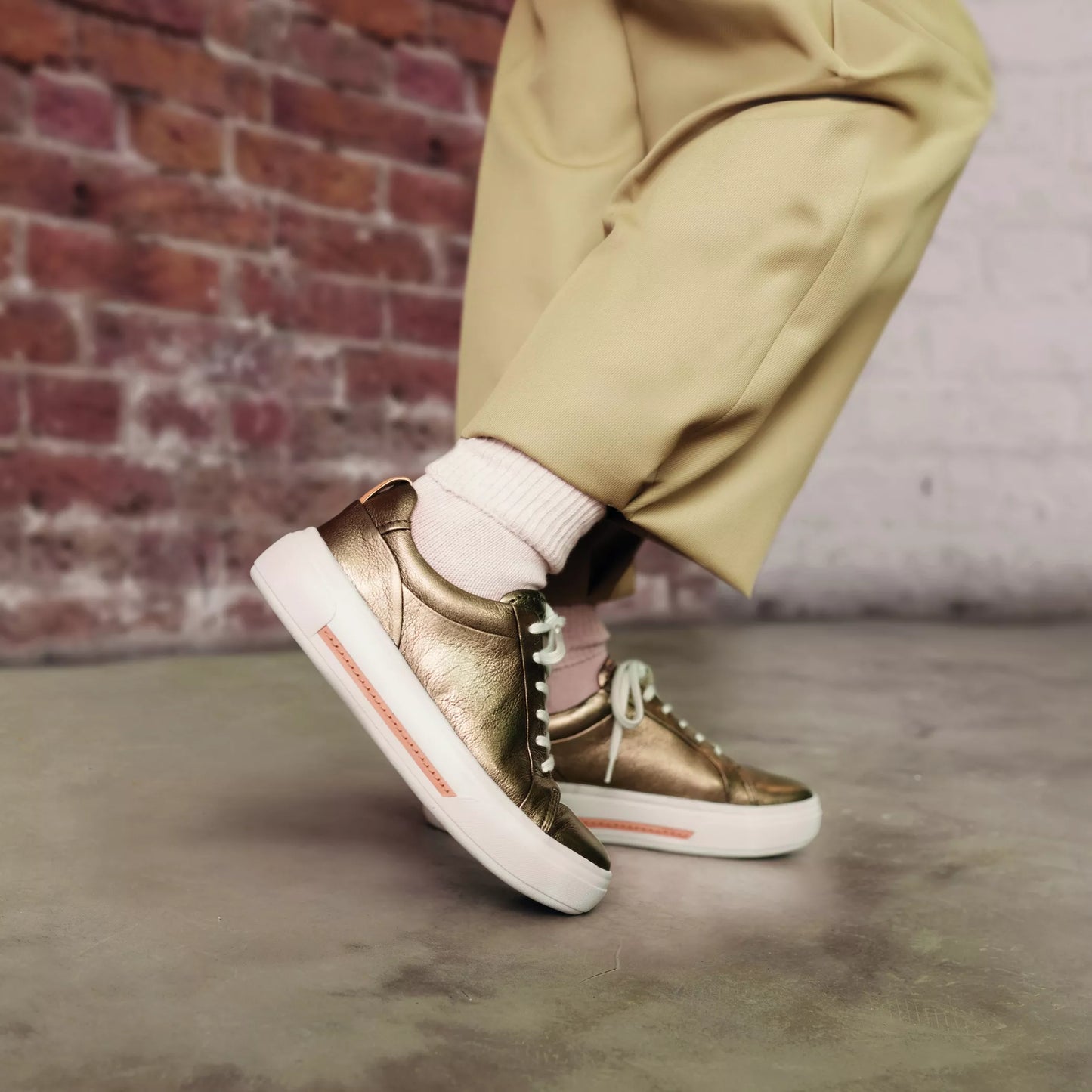 Sneakers De La Marca Clarks Para Mujer Modelo Hollyhock Walk Metallic En Color Dorado