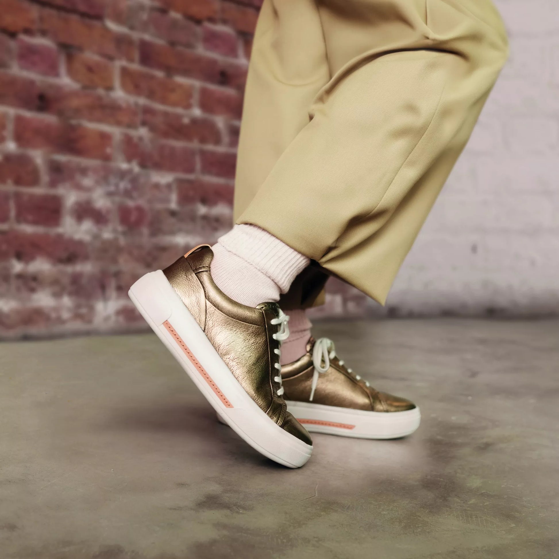 Sneakers De La Marca Clarks  Para Mujer Modelo Hollyhock Walk Metallic En Color Dorado