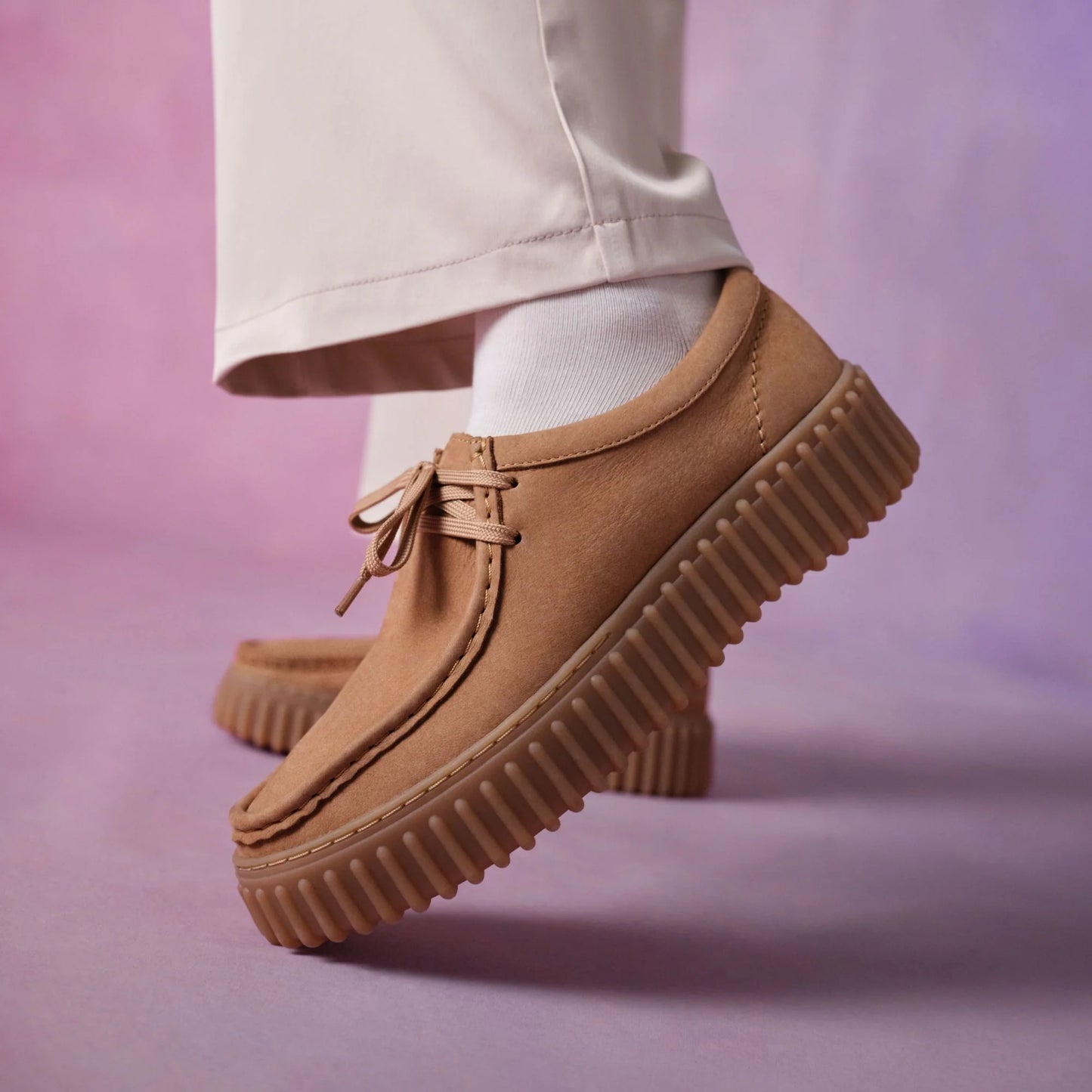 Zapatos Casual De La Marca Clarks Para Mujer Modelo Torhill Bee Light Tan Nubuck En Color Marrón
