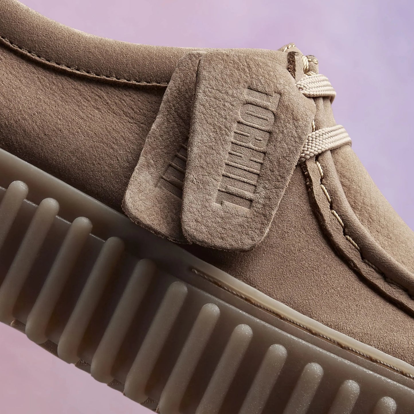 Zapatos Casual De La Marca Clarks Para Mujer Modelo Torhill Bee Light Tan Nubuck En Color Marrón
