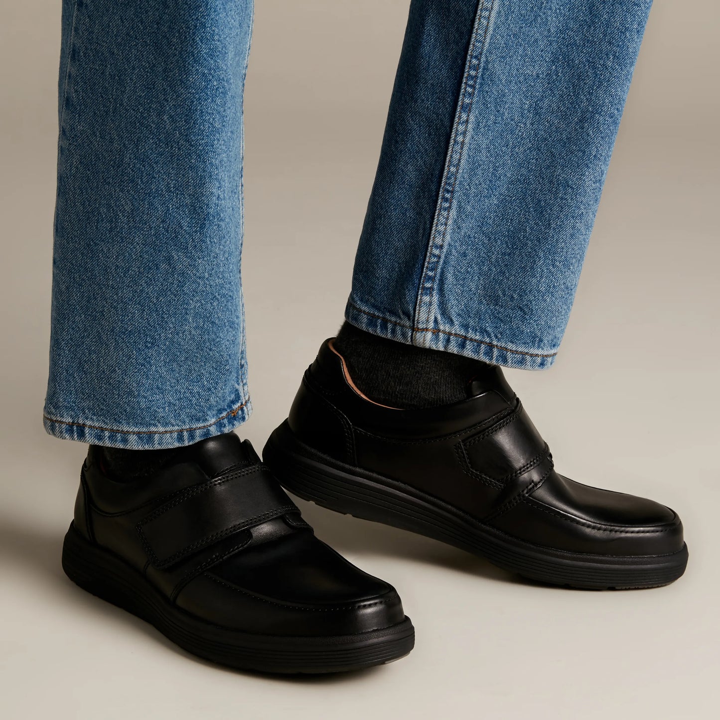 Zapatos Casual De La Marca Clarks Para Hombre Modelo Un Abode Strap Black Leather En Color Negro