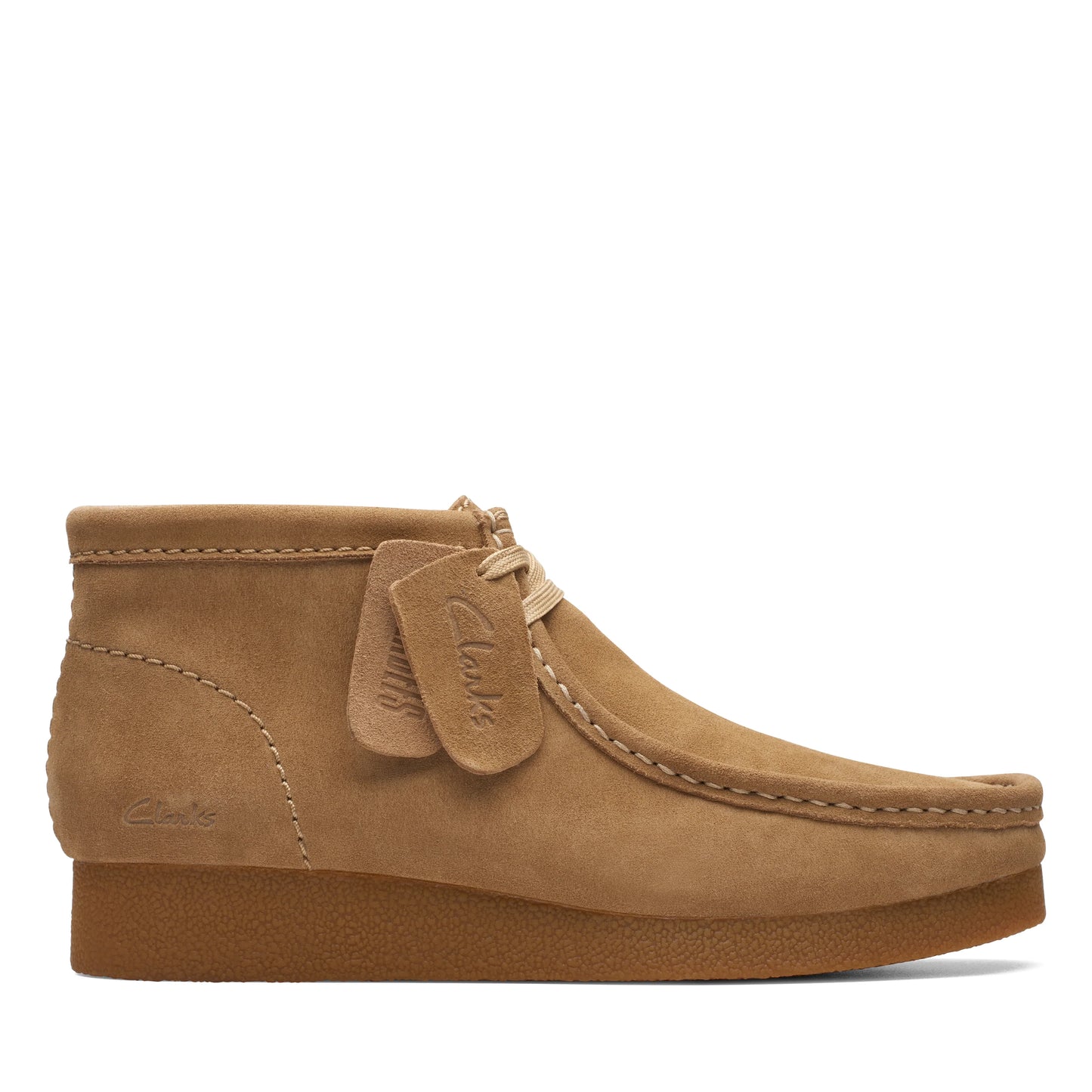 Wallabee De La Marca Clarks Para Mujer Modelo Wallabee Evo Boot Dark Sand Suede En Color Marrón