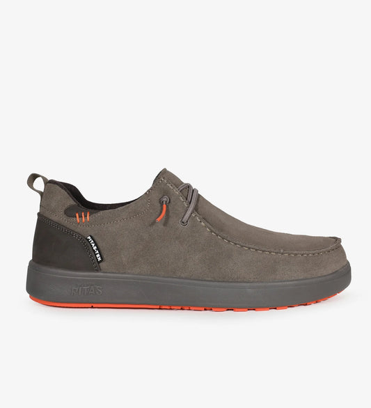 Wallabee pour homme de la marque PITAS, le modèle ARAL en gris. Rehaussez votre look cet été avec ces chaussures modernes, élégantes et extrêmement confortables.