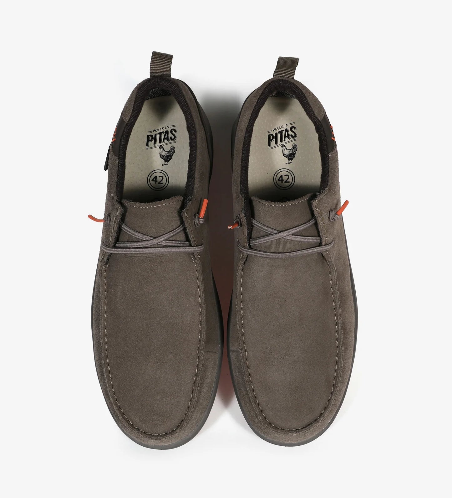 Wallabee der Marke PITAS für Herren, Modell ARAL in Grau. Werten Sie Ihren Look diesen Sommer mit diesen modernen, stylischen und äußerst bequemen Schuhen auf.