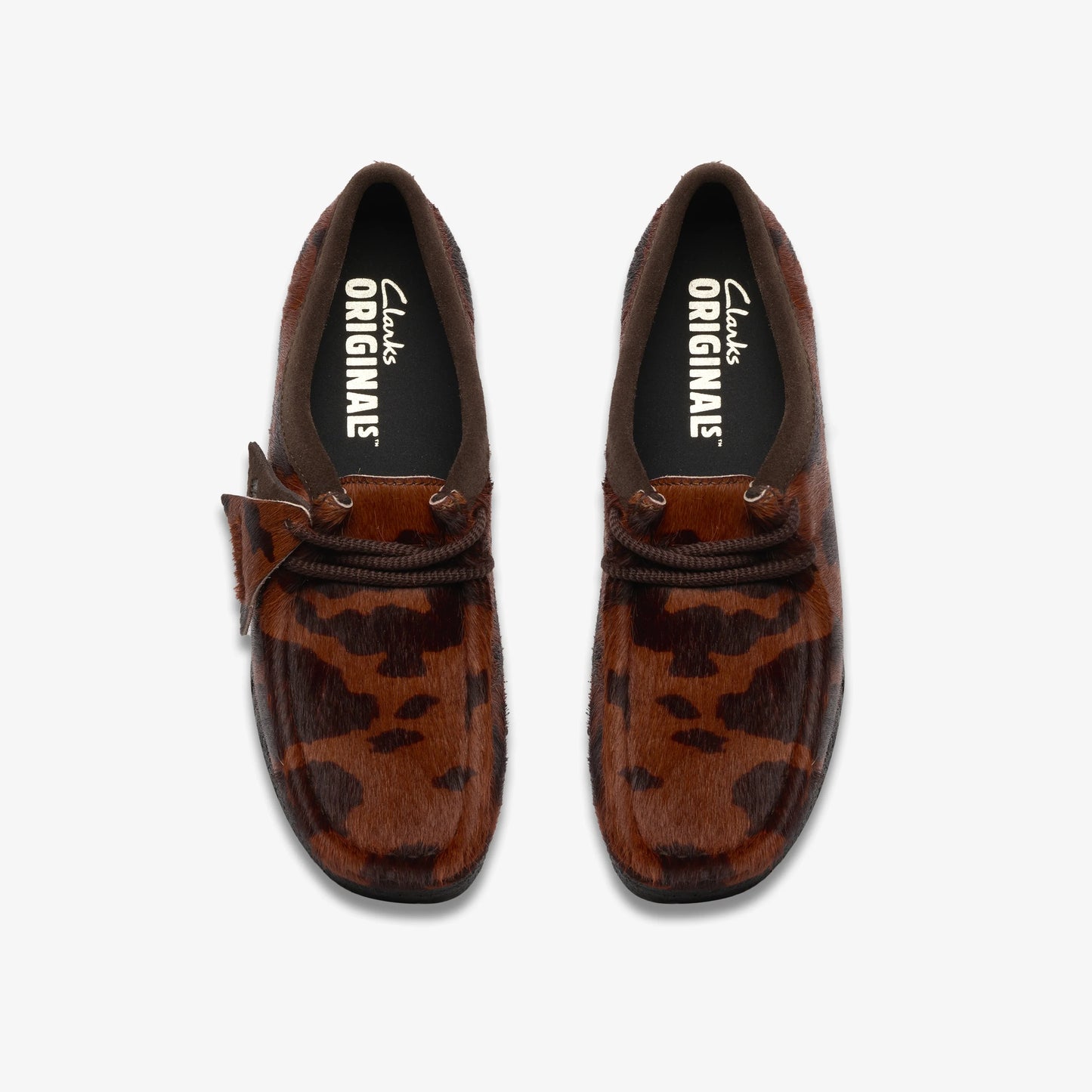 Sandalias De La Marca Clarks Para Mujer Modelo Wallabee. Brown Cow Print En Color Marrón