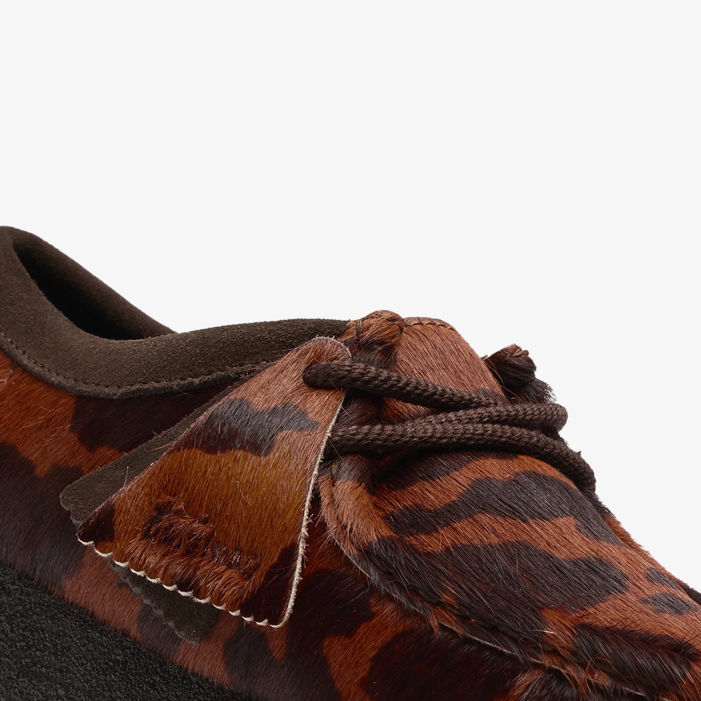 Sandalias De La Marca Clarks Para Mujer Modelo Wallabee. Brown Cow Print En Color Marrón