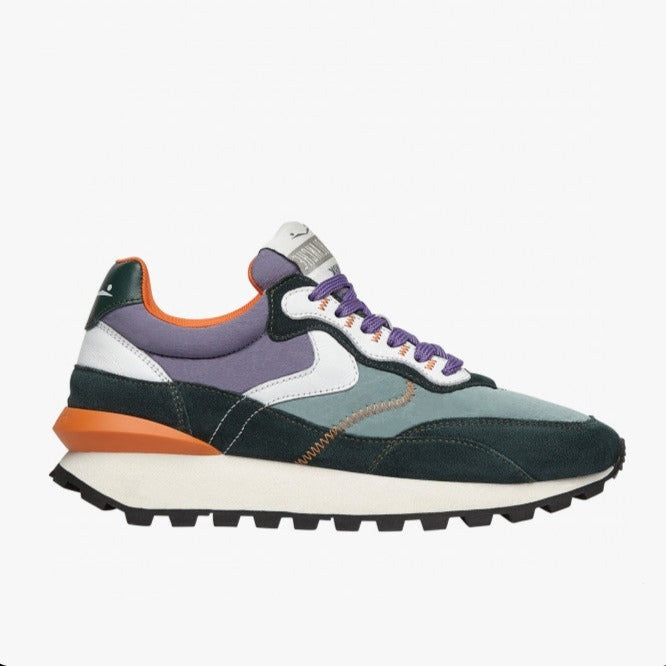 Sneaker mit Obermaterial aus technischem Gewebe, Wildledereinsätzen und Lederdetails. Ein dreidimensionaler Spoiler unter der Fersenkappe und eine ultraleichte Gummisohle mit Stollenmuster.