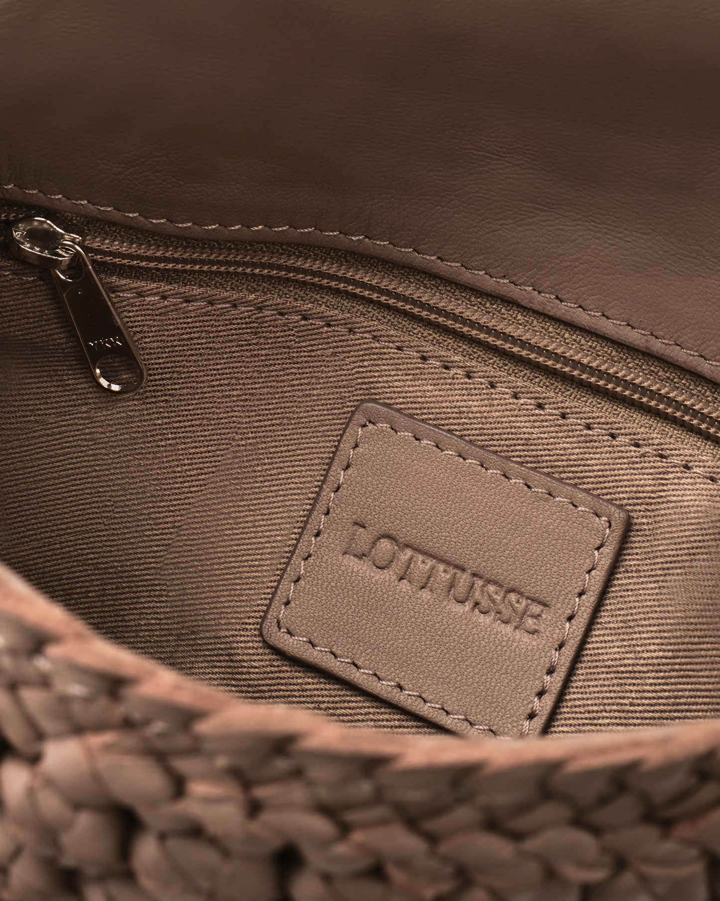 LOTTUSSE | BOLSOS | MUJER | BANDOLERA NOODBAG PIEL DE CORDERO TOPO | MARRÓN