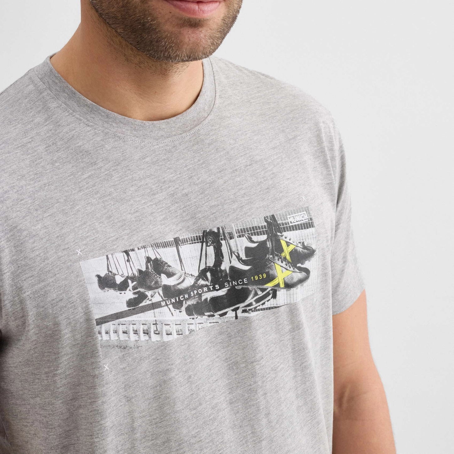 MUNICH | CAMISETAS | UNISEX | REGULAR T-SHIRT STADIUM LIFESTYLE GREY | GRIS
