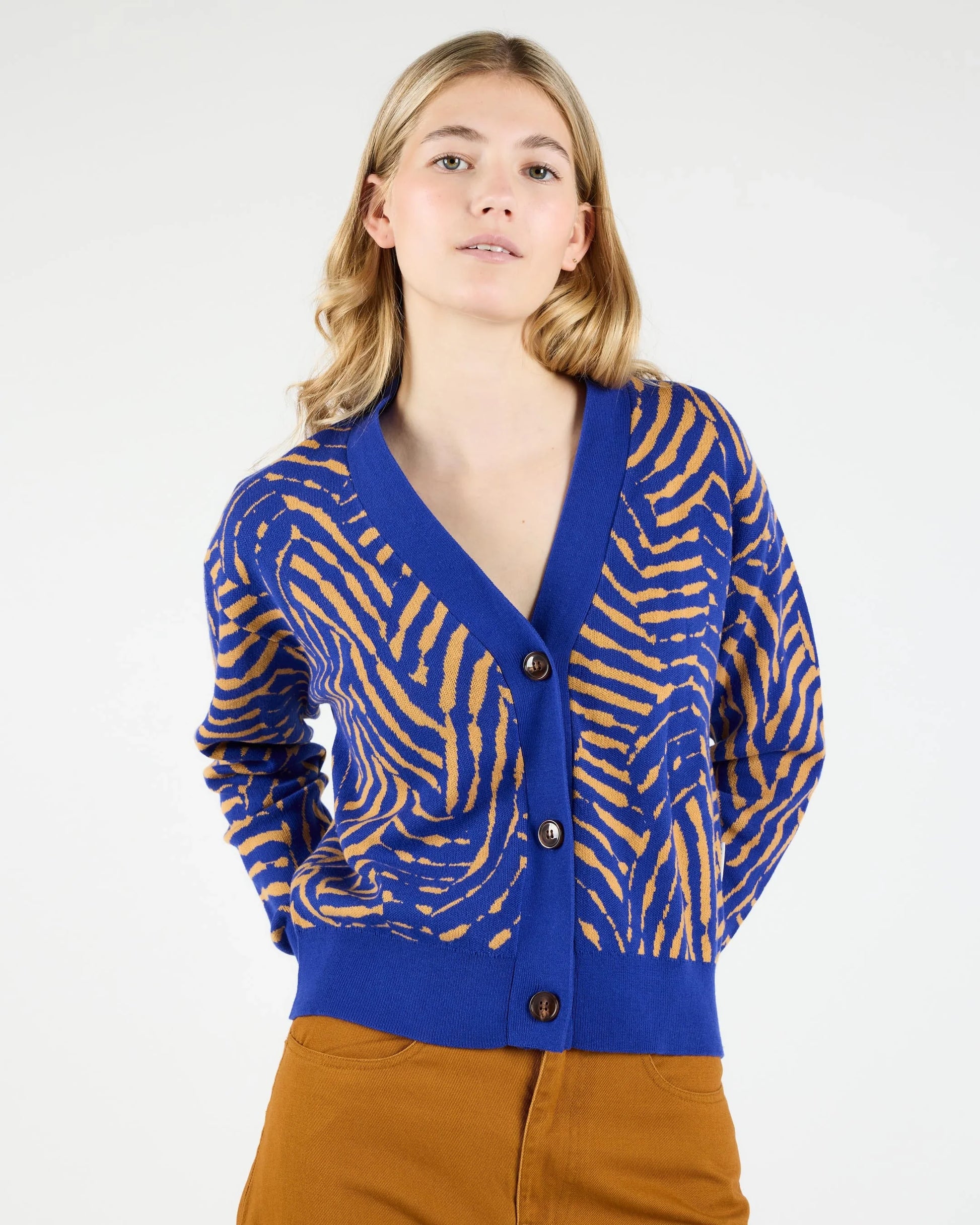 Jerseys de la marca Wemoto Unisex modelo Hazel en color Blue-Beige (Azul)