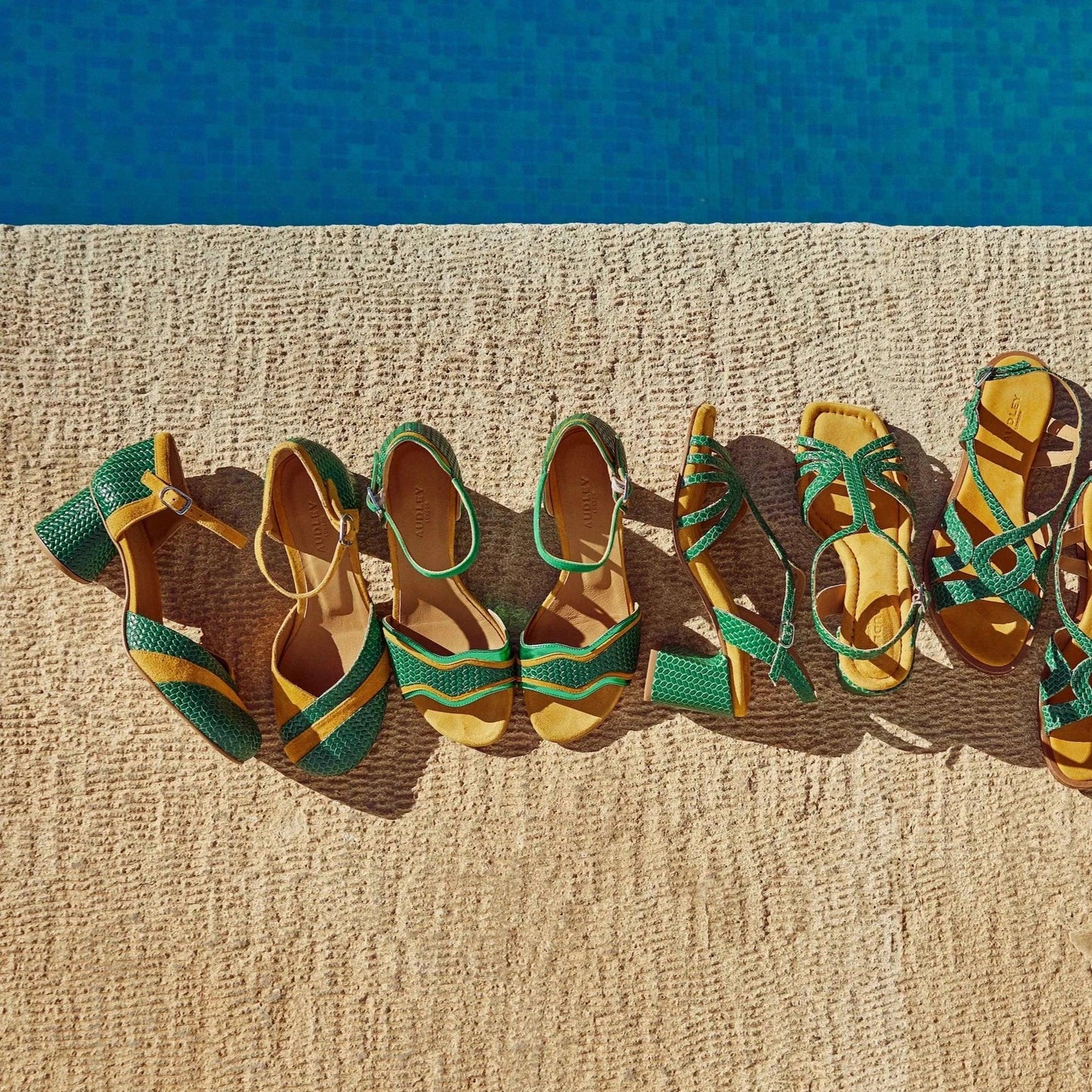 Sandalen der Marke Audley, Modell Hallie: Absatz mit gekreuzten Handflächen