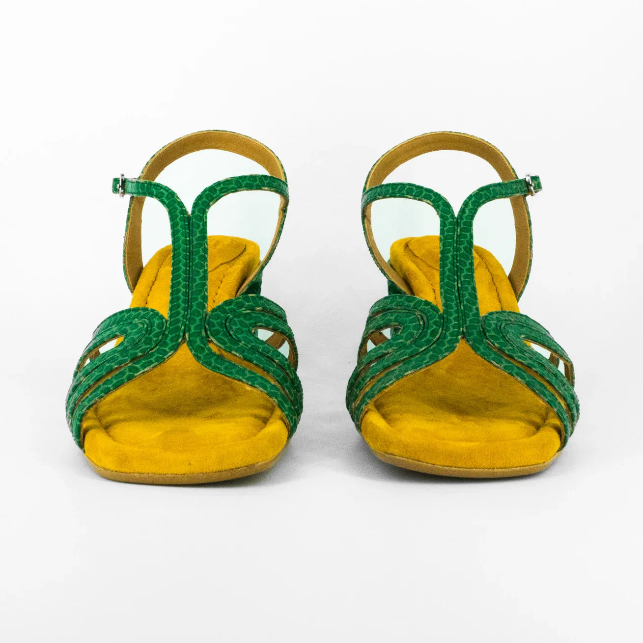 Sandalen der Marke Audley, Modell Hallie: Absatz mit gekreuzten Handflächen