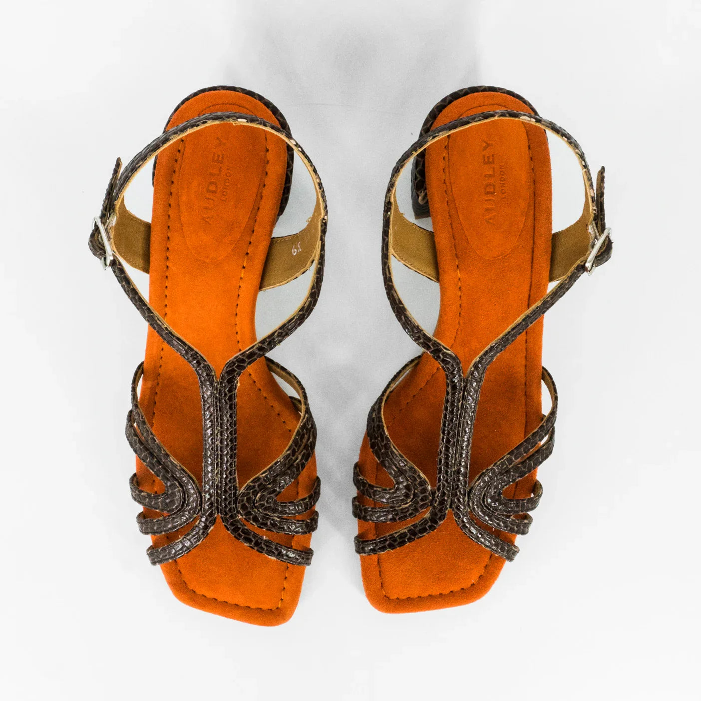 Sandalen der Marke Audley, Modell Hallie: Gekreuzter Absatz, Sepia