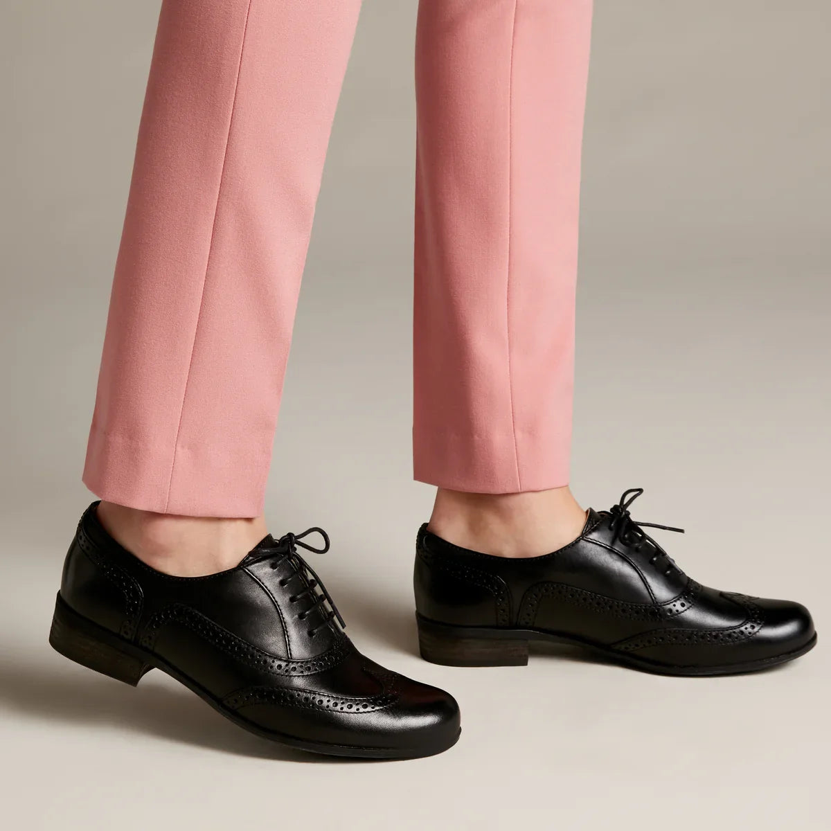 Zapatos Casual De La Marca Clarks Para Mujer Modelo Hamble Oak Black Leather En Color Negro