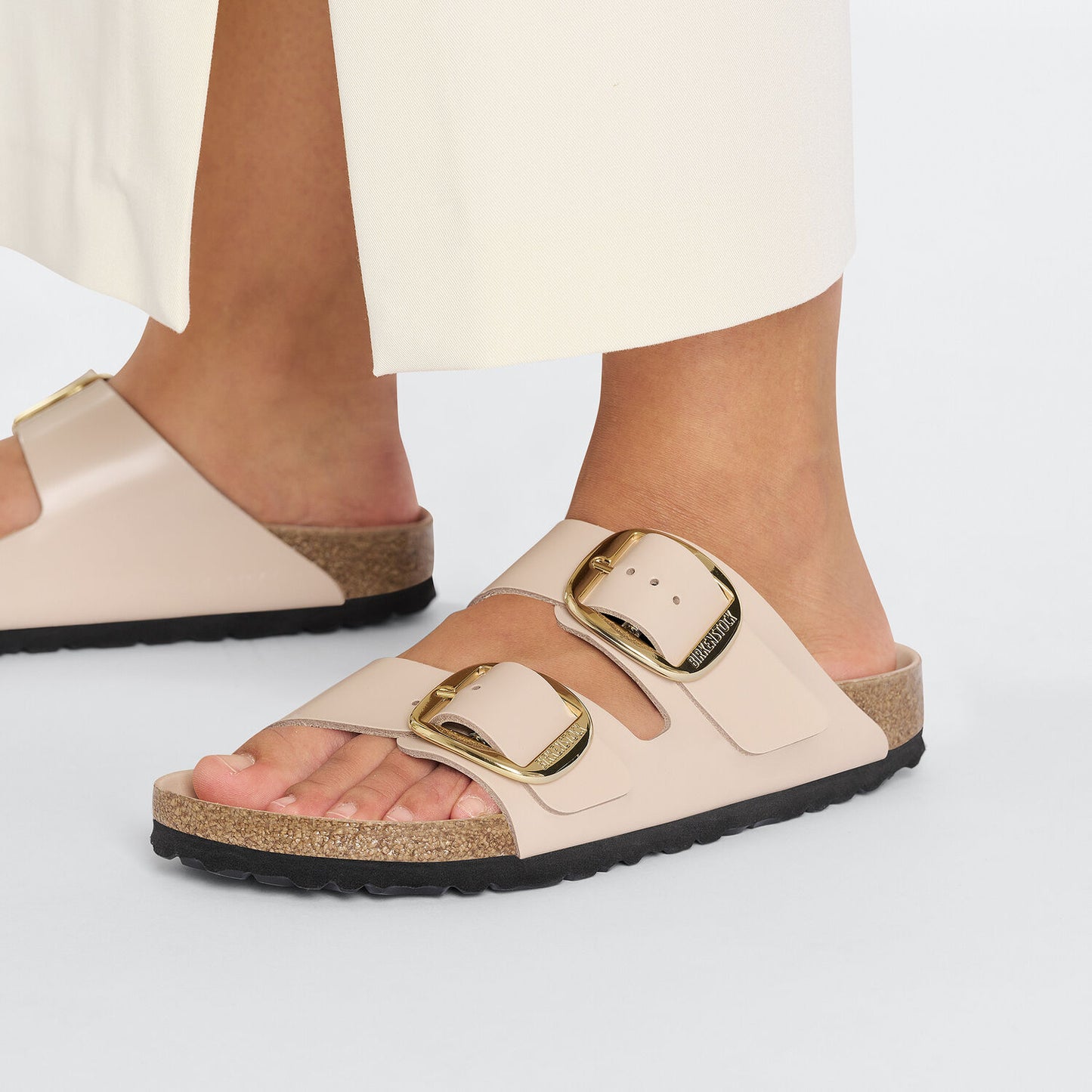 BIRKENSTOCK | 妇女凉鞋 | ARIZONA BIG BUCKLE NATURAL LEATHER PATENT HIGH-SHINE NEW BEIGE | 浅褐色的