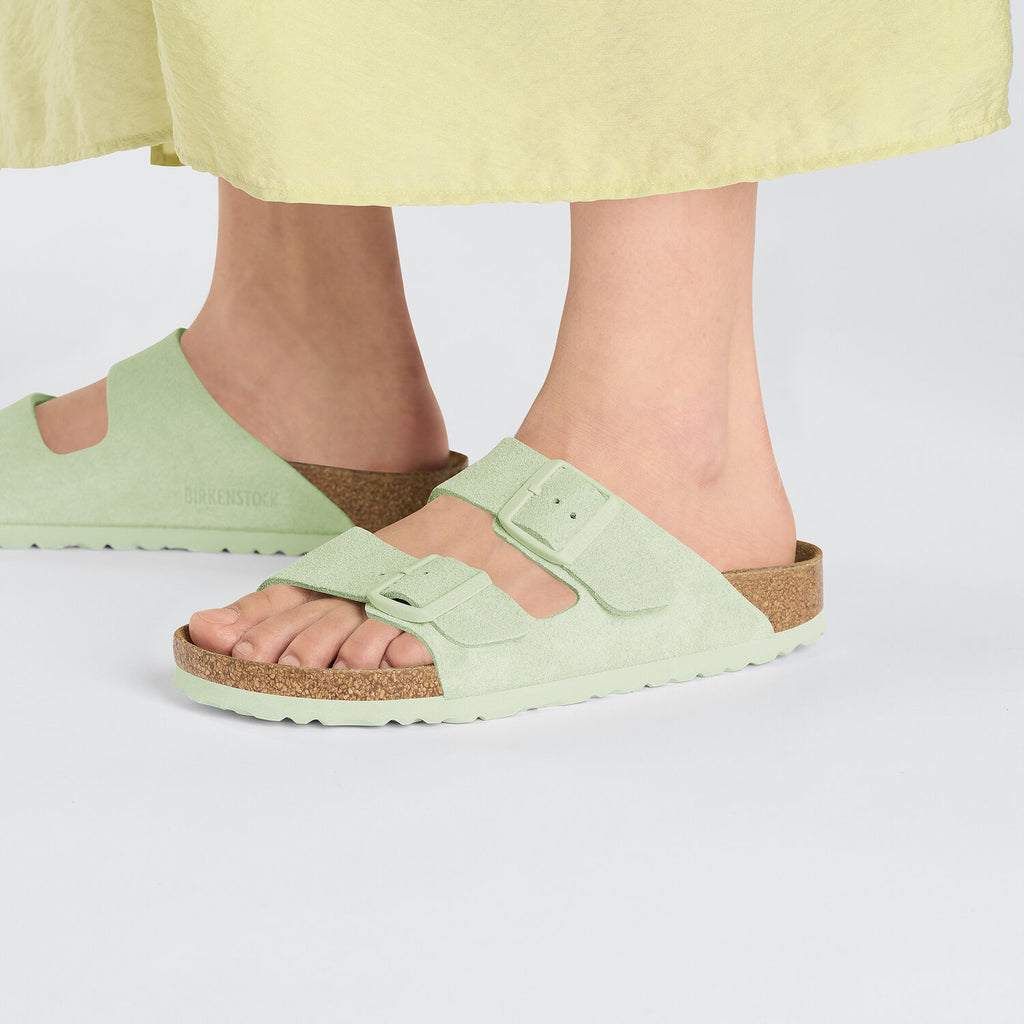 BIRKENSTOCK | ЖЕНСКИЕ САНДАЛИИ | ЗАМША ARIZONA, ВЫЦВЕТШИЙ ЛАЙМ | ЗЕЛЕНЫЙ