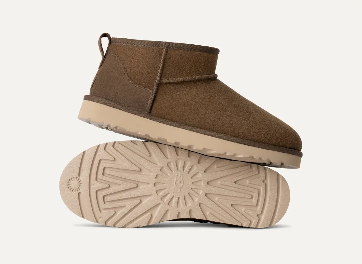 UGG | BOTINS UNISEX | CLASSIC ULTRA MINI HICKORY | MARRÓ