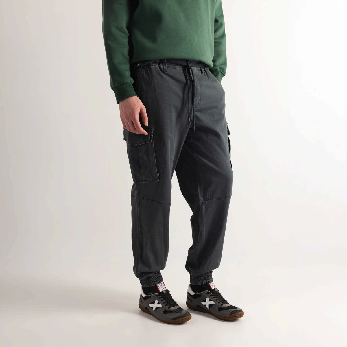 MUNICH Lifestyle Cargo Jogger Wander Anthracite: grey trousers for men