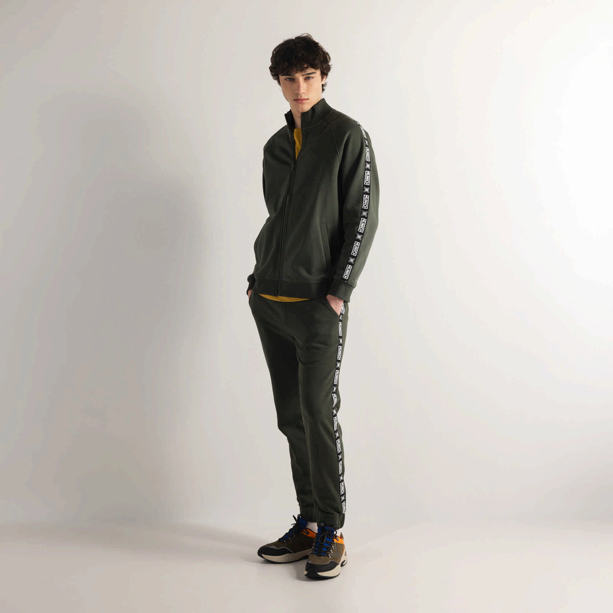 MUNICH Essentials Jacket Squadra Khaki: caqui jakke til mænd