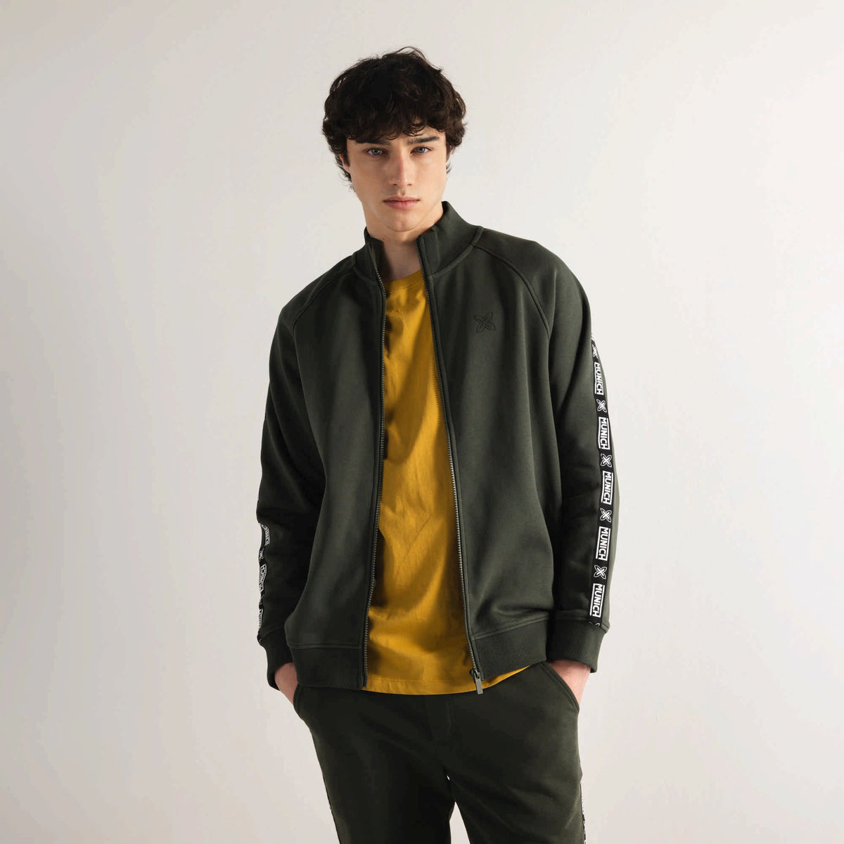 MUNICH Essentials Jacket Squadra Khaki: caqui jakke til mænd
