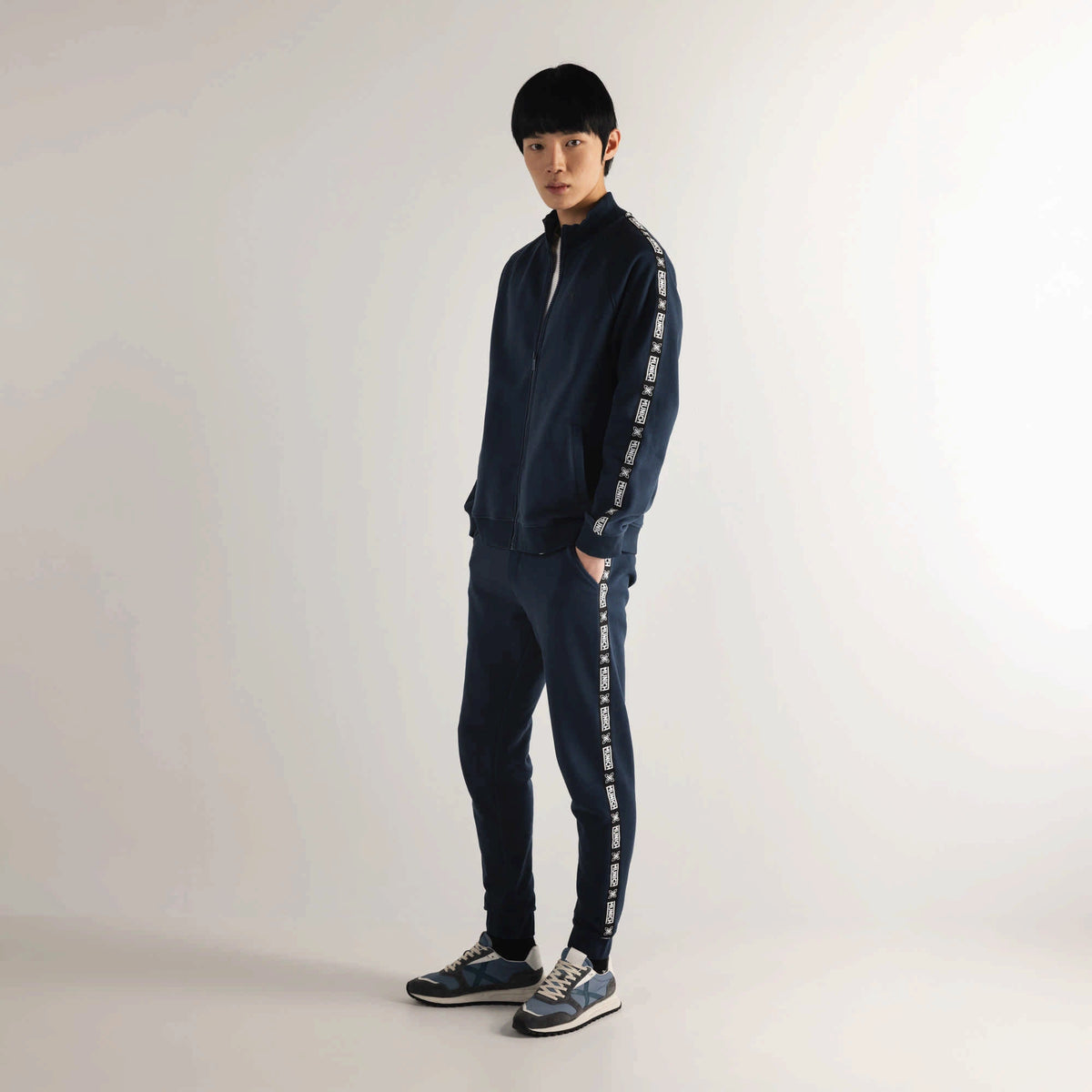 MUNICH Essentials Jacket Squadra NAVY: أزرق جاكيت للرجال