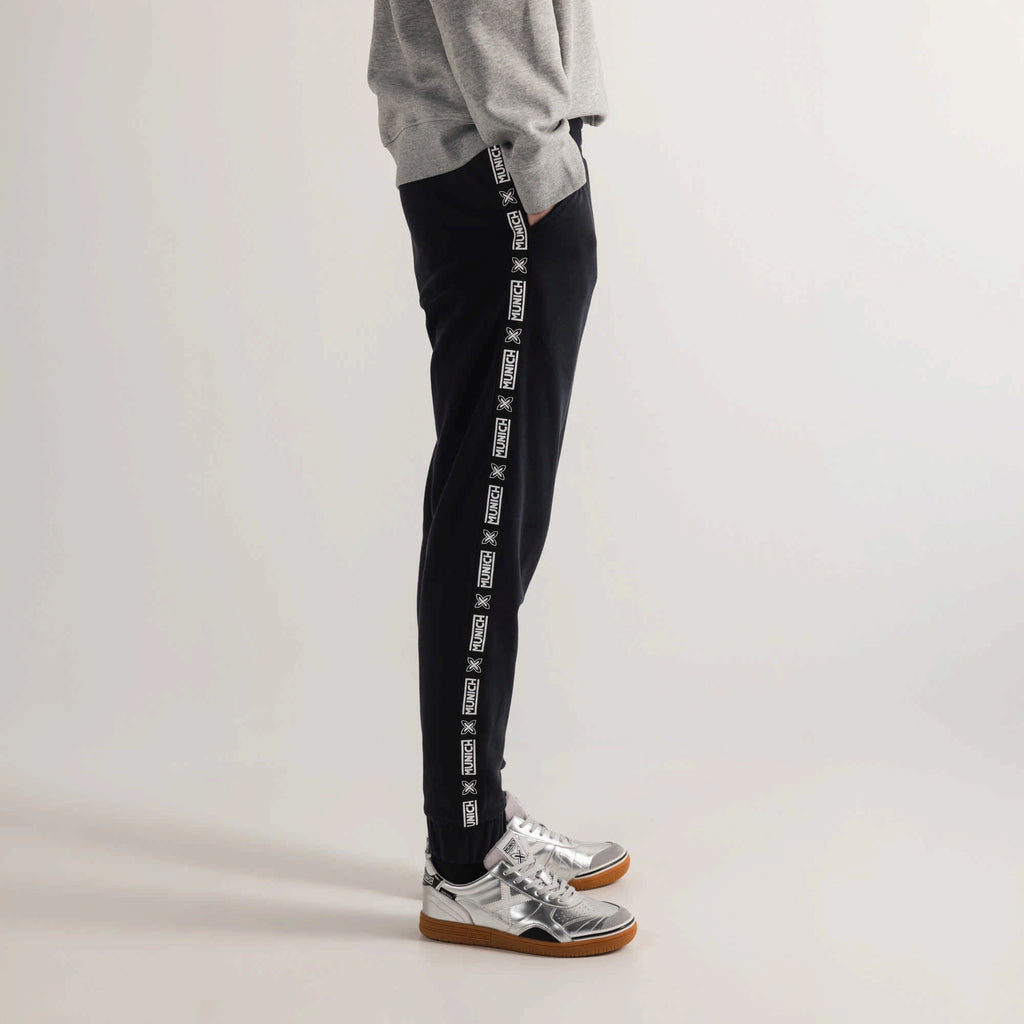 MUNICH Essentials PANT Squadra Black: черный брюки для мужчин