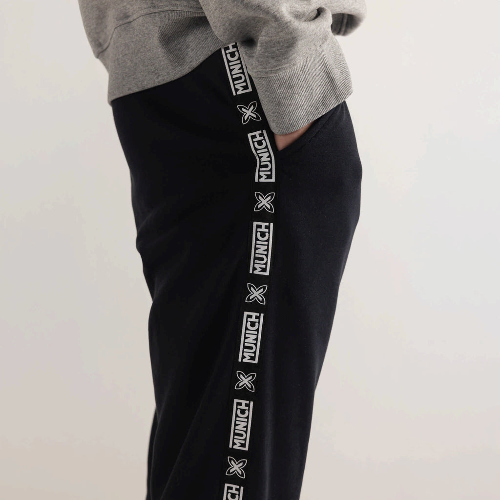 MUNICH Essentials PANT Squadra Black: черный брюки для мужчин