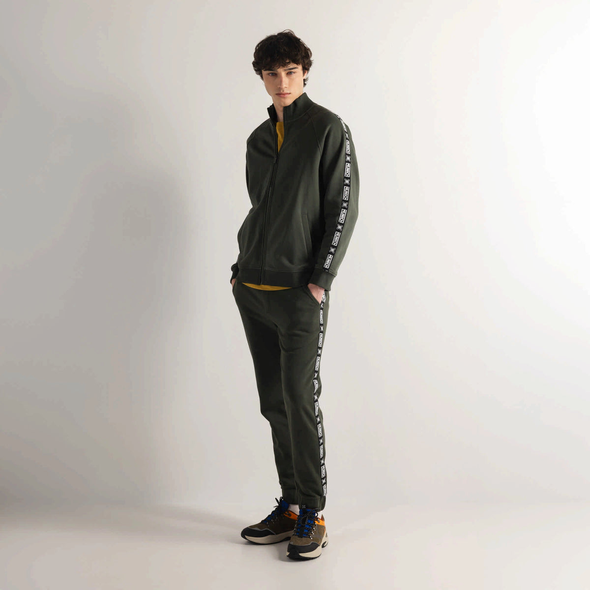 MUNICH Essentials PANT Squadra Khaki: caqui パンツ メンズ
