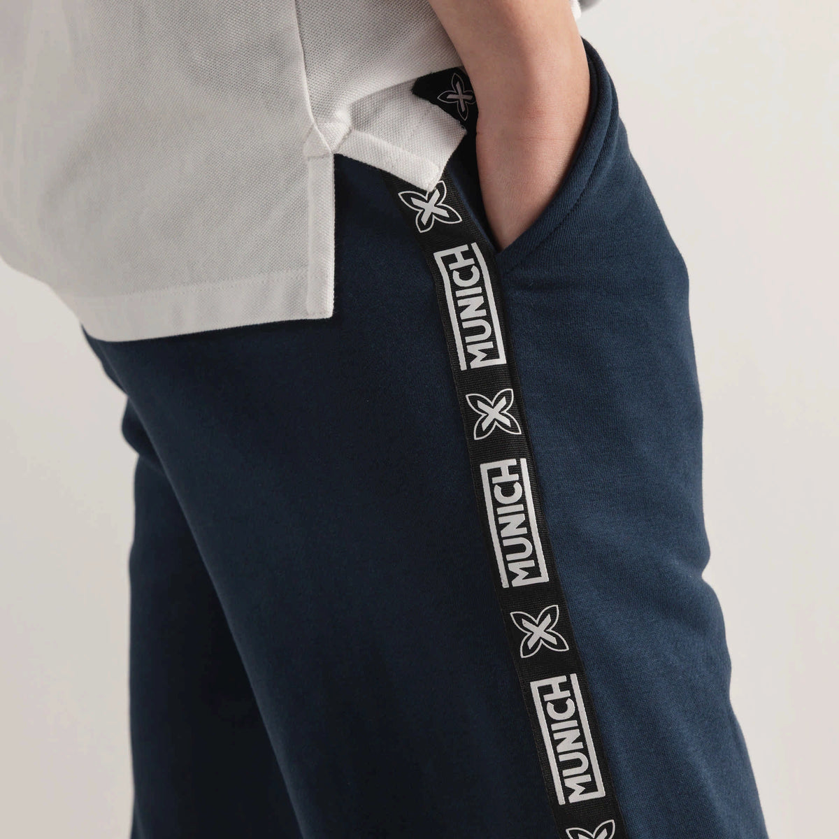 MUNICH Essentials PANT Squadra NAVY: ブルー パンツ メンズ