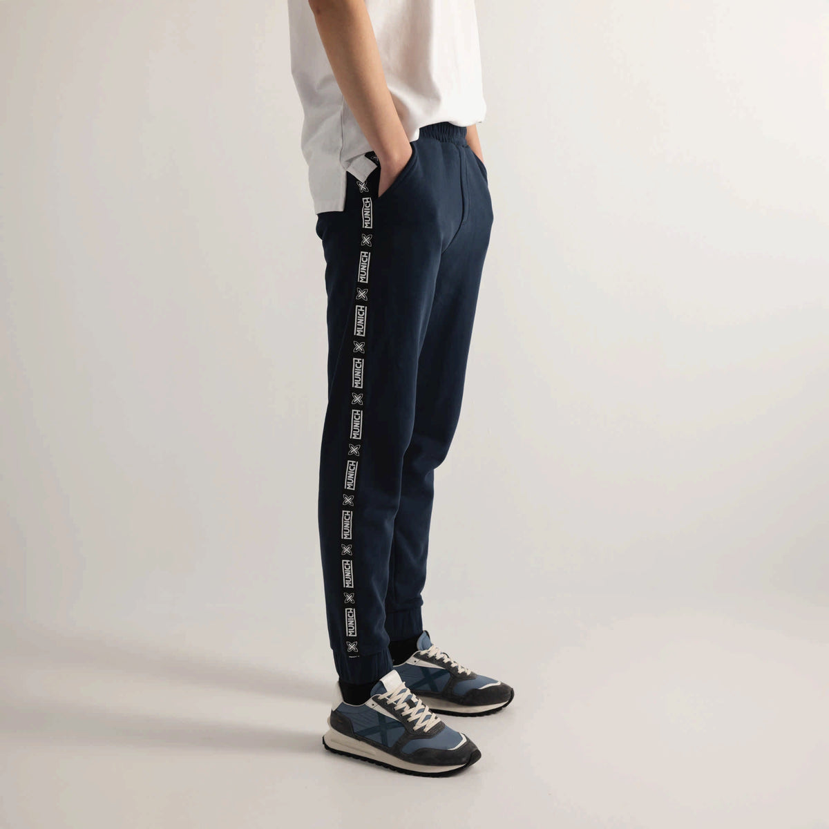 MUNICH Essentials PANT Squadra NAVY: ブルー パンツ メンズ