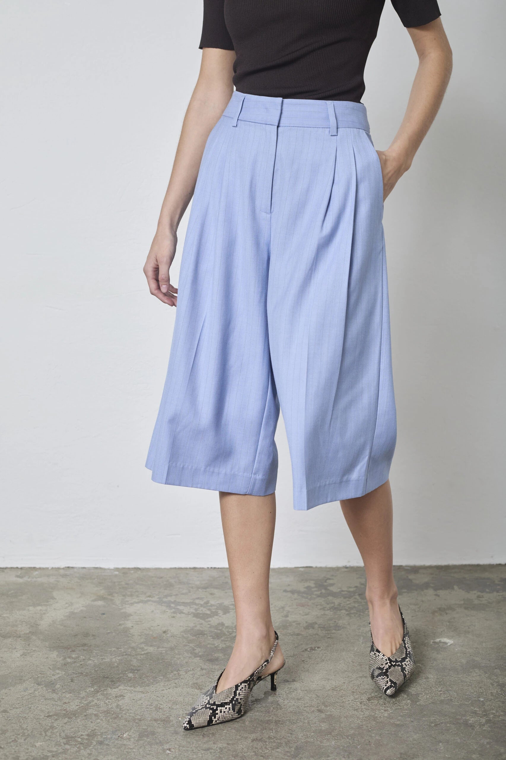 COCOUTURE | PANTALONES CORTOS | MUJER | KIANACC PIN PLEAT BERMUDA PALE BLUE | AZUL