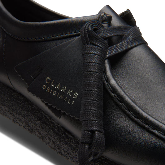 Chaussures décontractées pour hommes de la marque Clarks, modèle Wallabee Black Leather, en noir.
