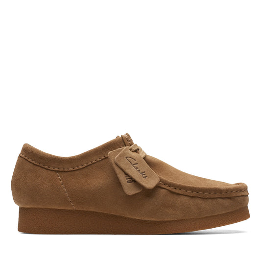 Zapatos casual para hombre de la marca clarks modelo wallabeeevo dark sand suede en color beige