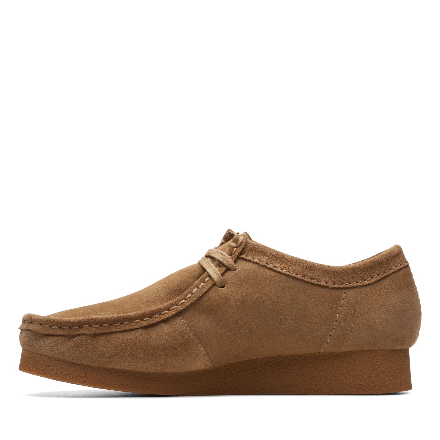 Zapatos casual para hombre de la marca clarks modelo wallabeeevo dark sand suede en color beige