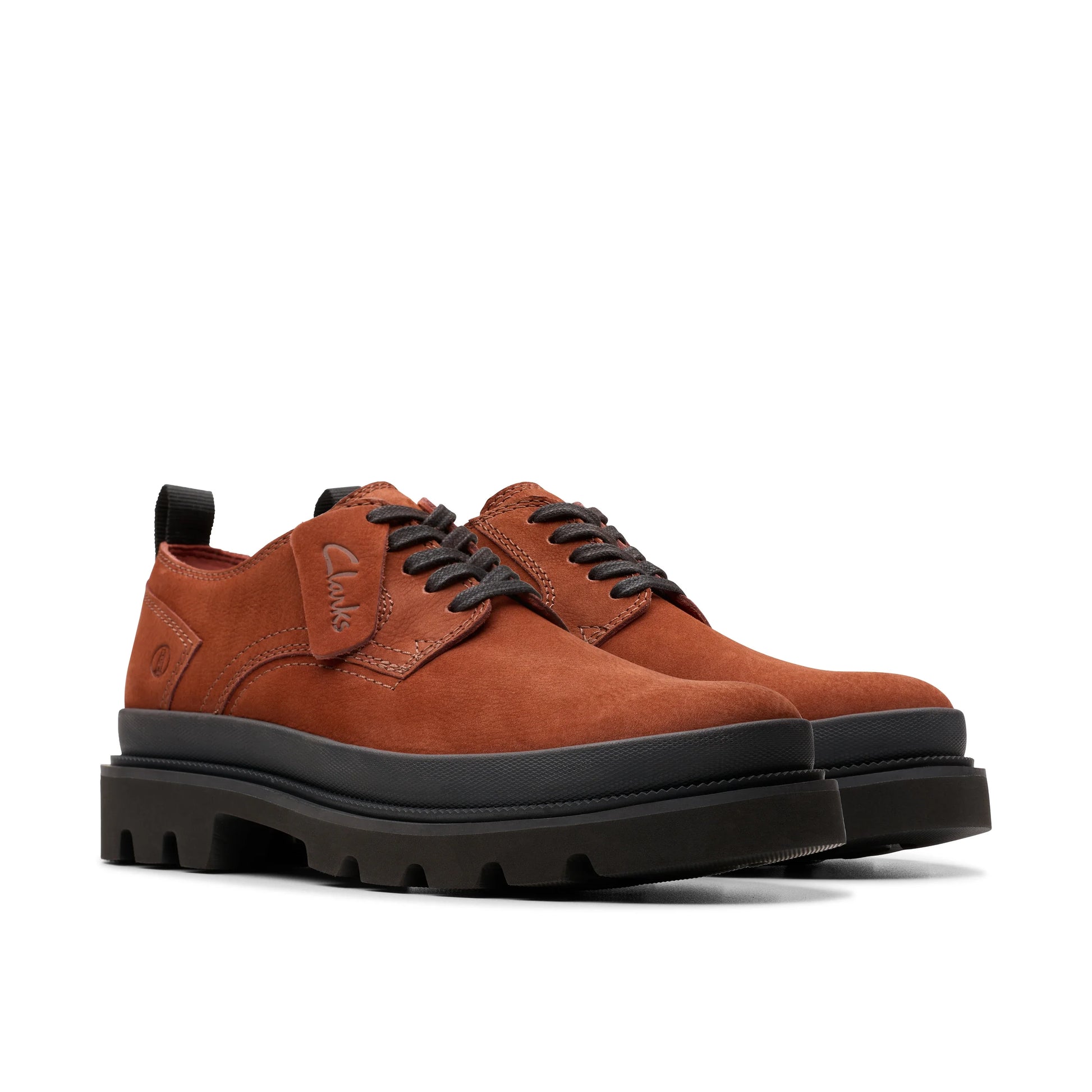 Zapatos de vestir para hombre de la marca clarks modelo badell lace chestnut nubuck en color beige