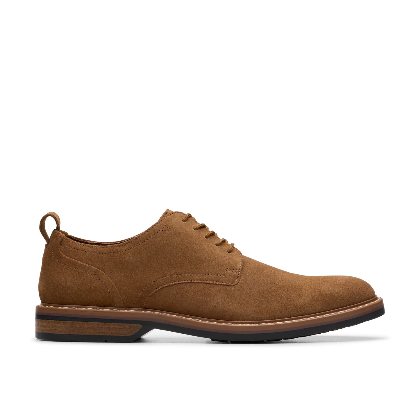 Zapatos casual para hombre de la marca clarks modelo aldwin lace cola suede en color marrón