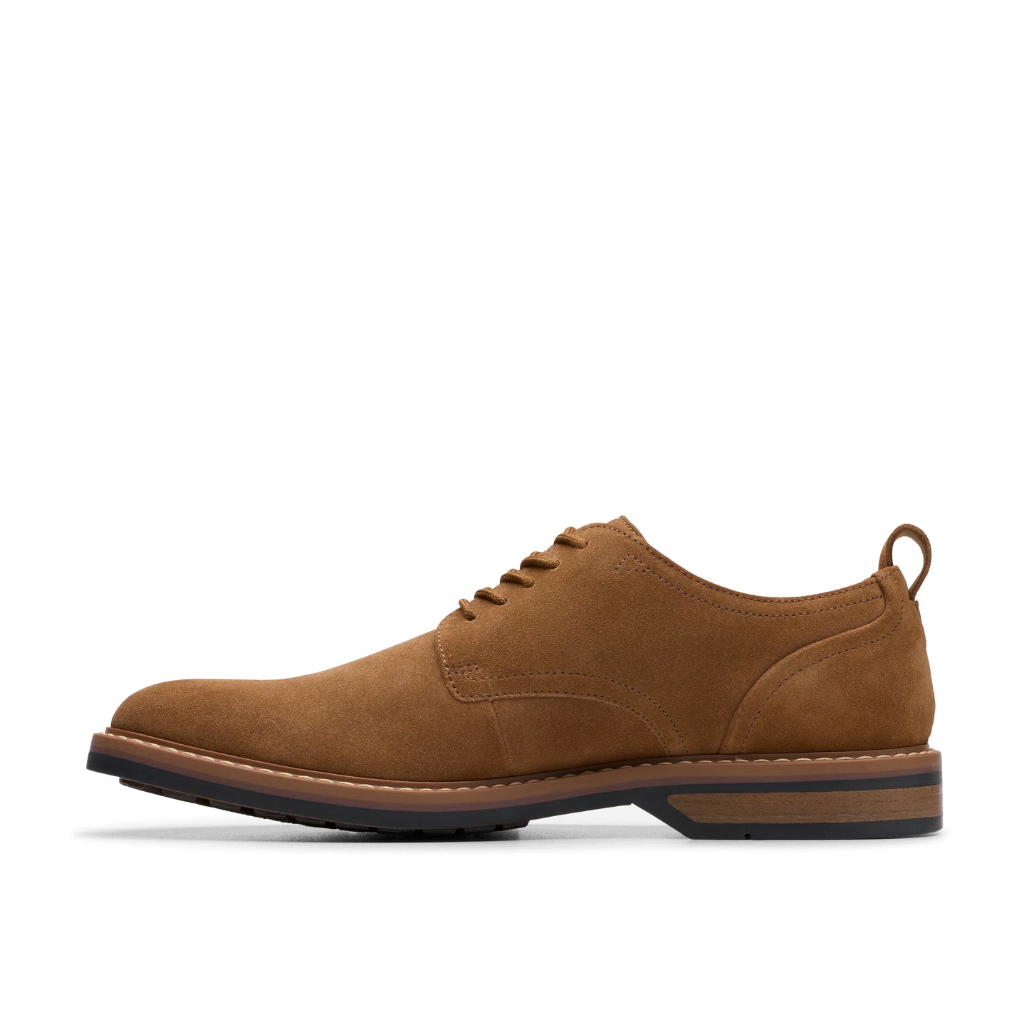 Zapatos casual para hombre de la marca clarks modelo aldwin lace cola suede en color marrón