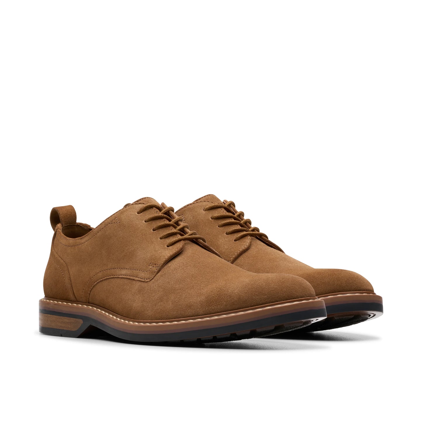 Zapatos casual para hombre de la marca clarks modelo aldwin lace cola suede en color marrón