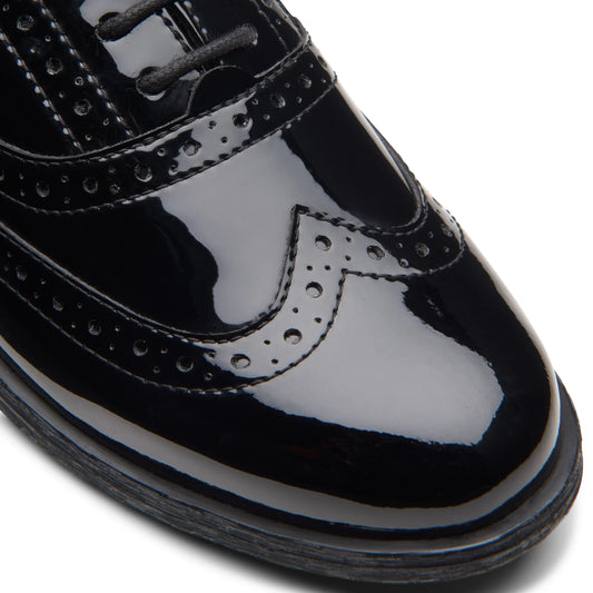 CLARKSのレディースドレスシューズ、Havisham Oak Black Pat モデル、ブラック。