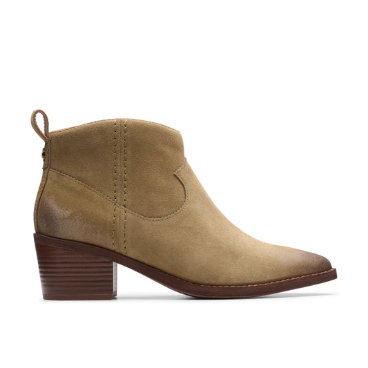 Botas para mujer de la marca clarks modelo morzine sky dark sand suede en color beige