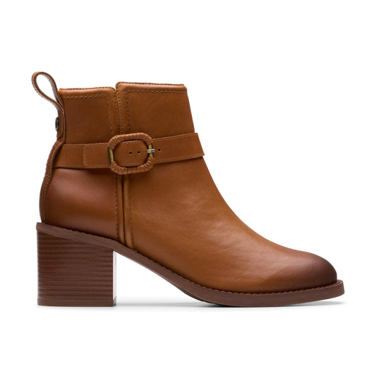 Botas para mujer de la marca clarks modelo chamberly trim mid tan lea en color beige