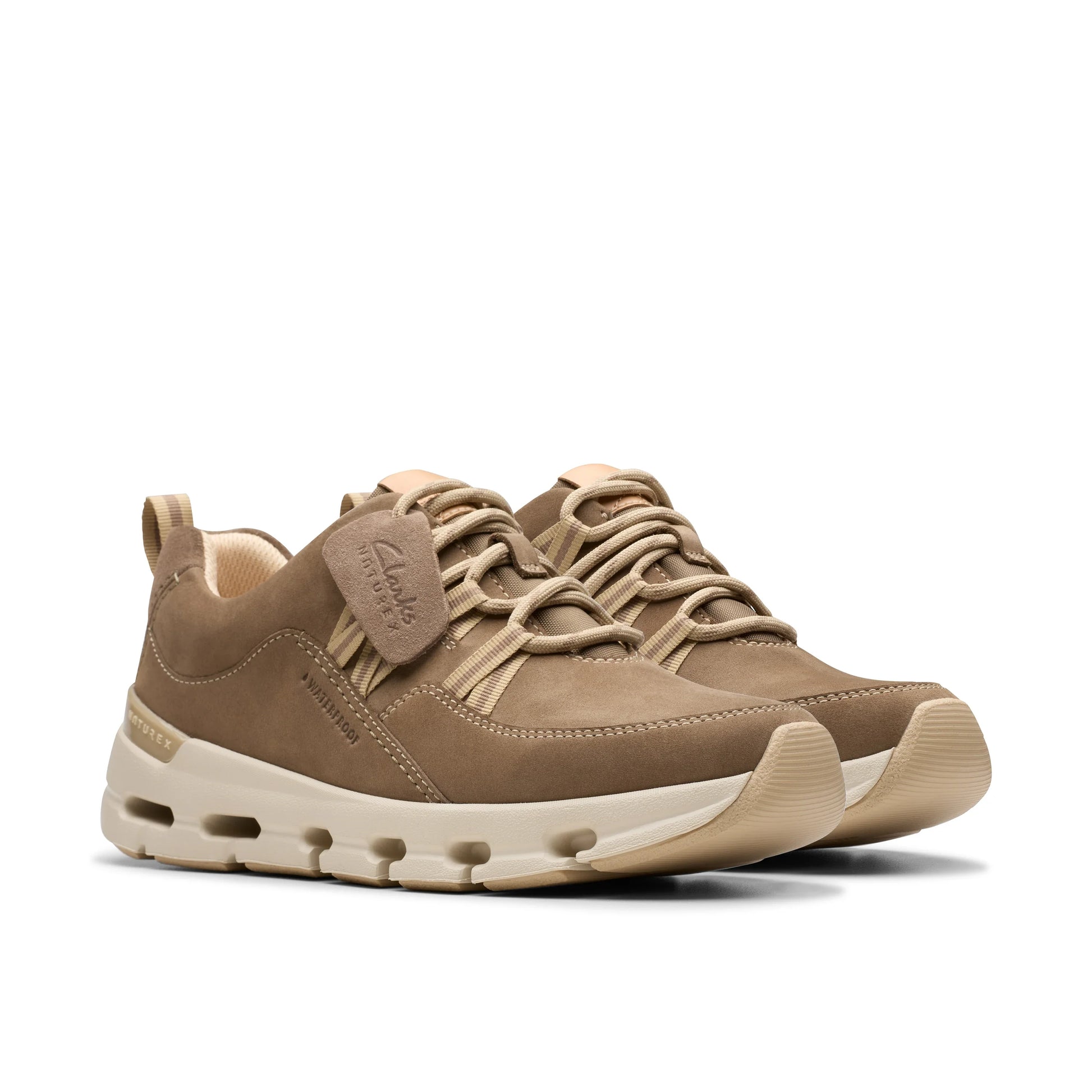 Zapatillas deportivas para mujer de la marca clarks modelo naturex tie wp pebble combi en color beige