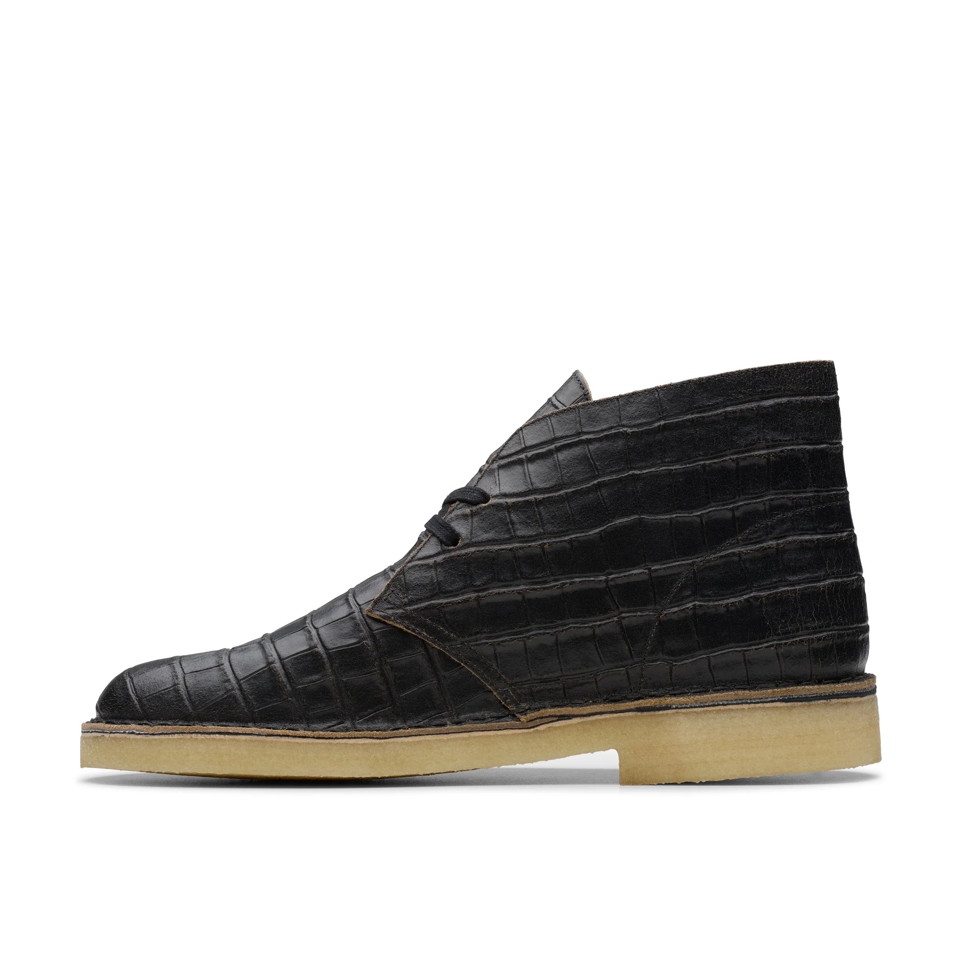 Botas para hombre de la marca clarks modelo desert boot blkcroc distress en color negro