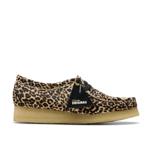 Zapatos casual para mujer de la marca clarks modelo wallabee. leopard print en color amarillo